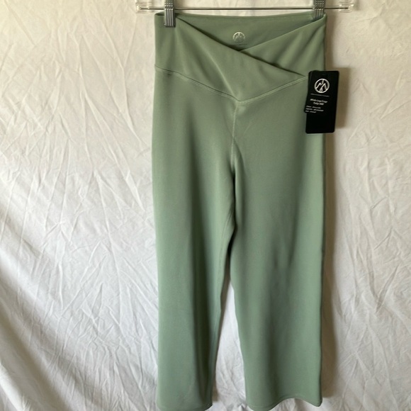Move Technology: Tulip Waistband Wide Leg Crop Yoga Pants- XS - Picture 5 of 16